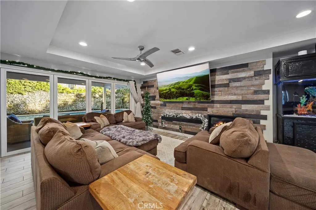 24344 Valley, Newhall, California 91321 home-pic-20